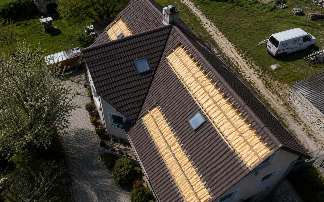 Cserepes tető szigetelés Móron – utólagos tetőszigetelés a tetőtér megbontása nélkül